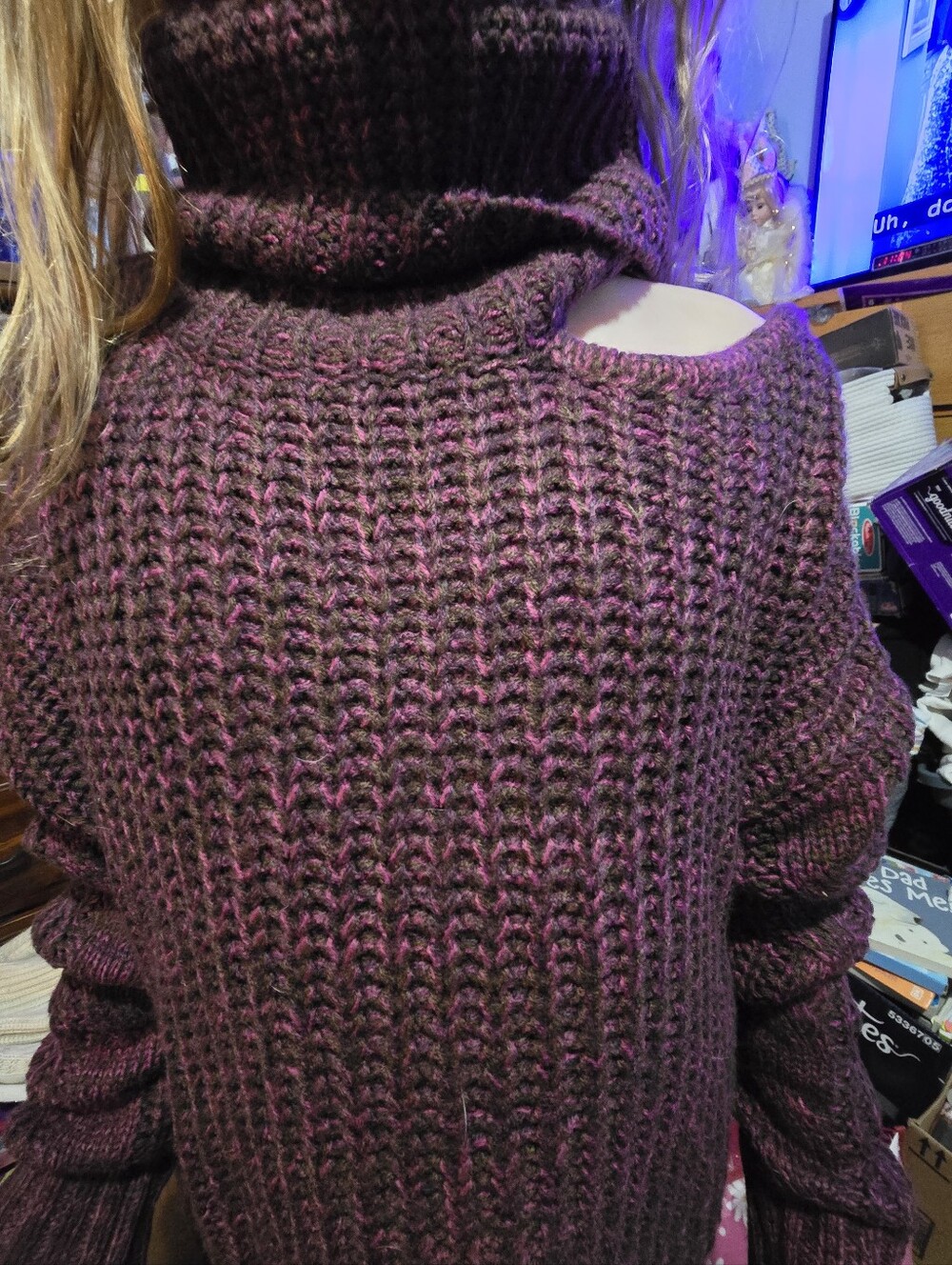 !!.   Ladies  M  Cozy Turtleneck Cold-Shoulder Sweater in Plum